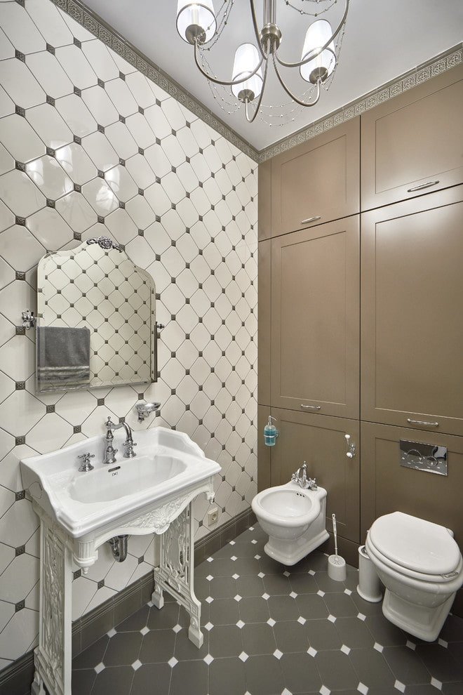 disposizione delle piastrelle nell'interno del bagno