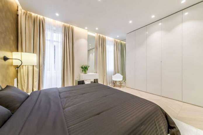 Faretti lungo il perimetro della camera da letto