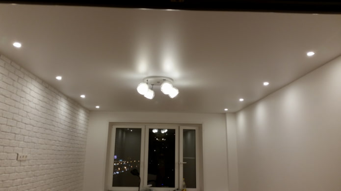 lampade lungo le pareti sul soffitto