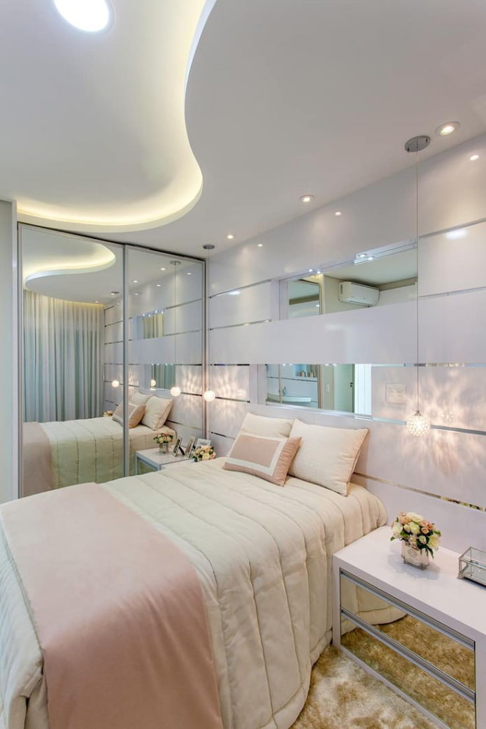 soffitto a più livelli nella camera da letto