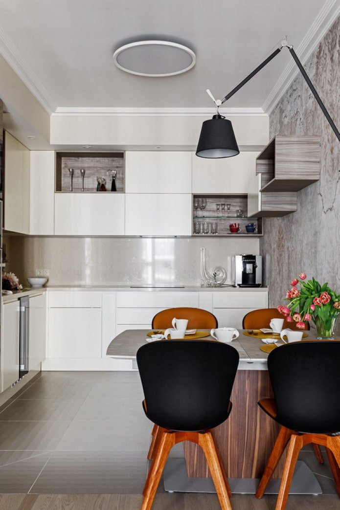 cucina ad angolo con tavolo