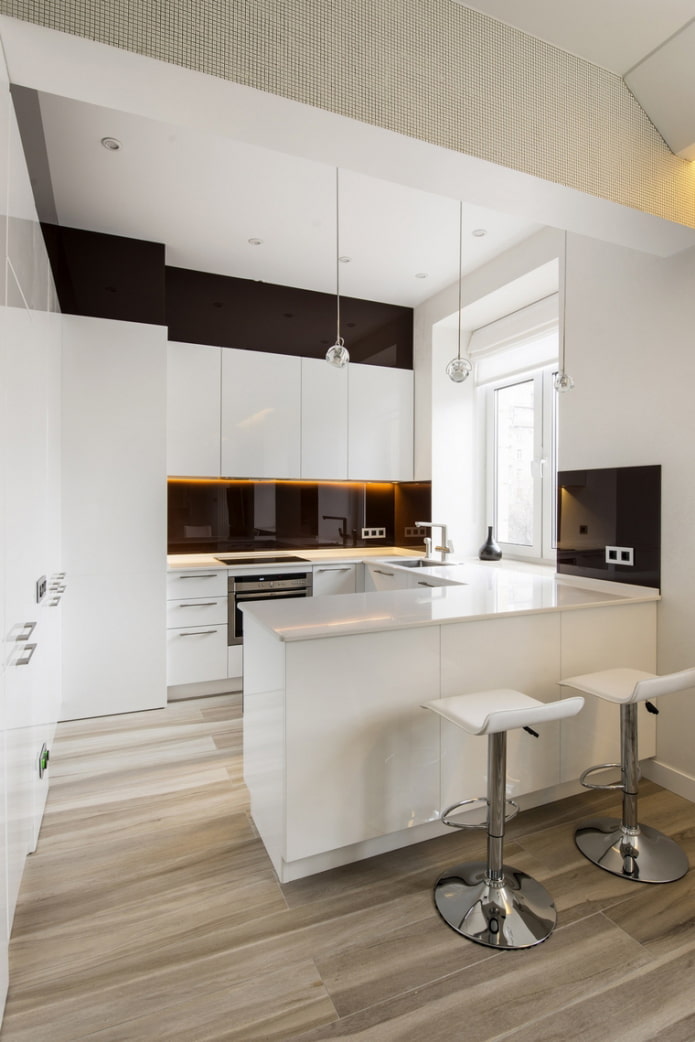 cucina bianca con penisola