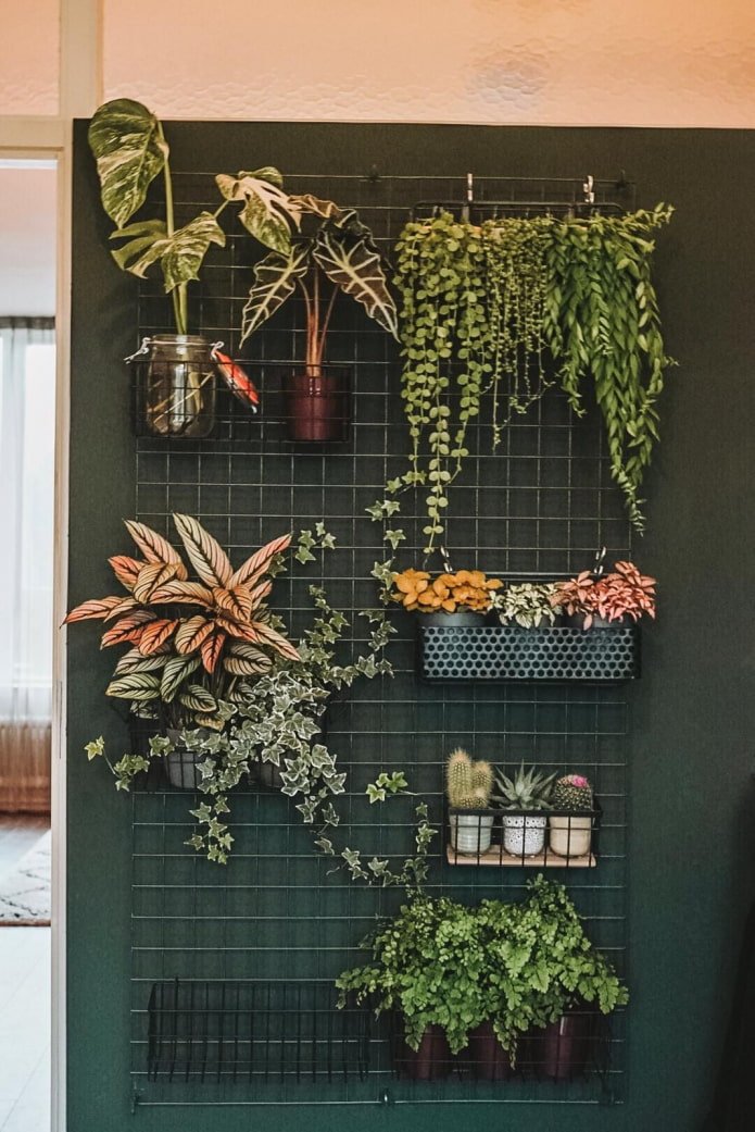 Vaso di fiori su traliccio