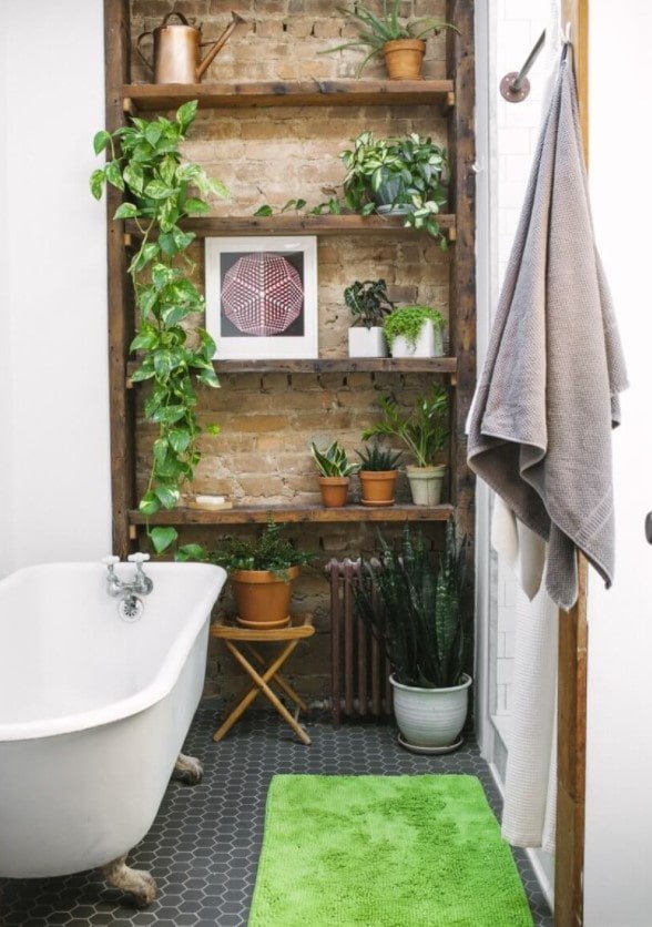 fiori sulla mensola del bagno