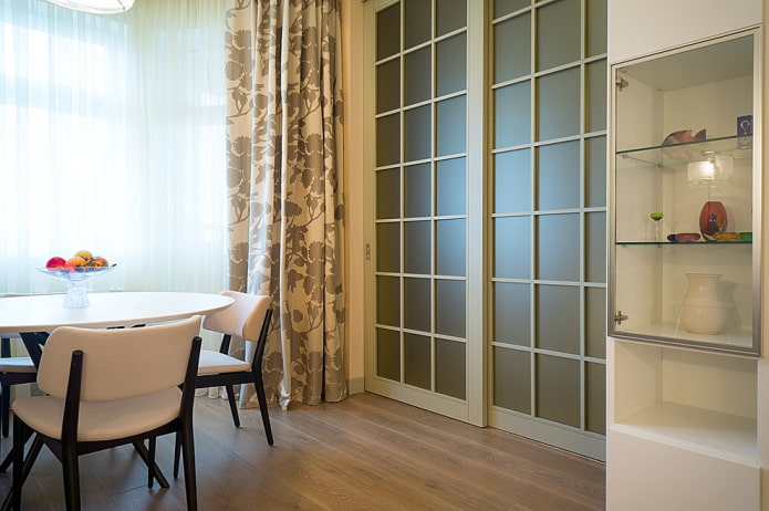 porte scorrevoli con inserti all'interno