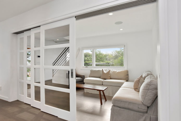 porta scorrevole con specchio all'interno