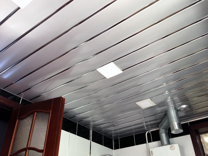 lampada a sospensione con lamelle argentate
