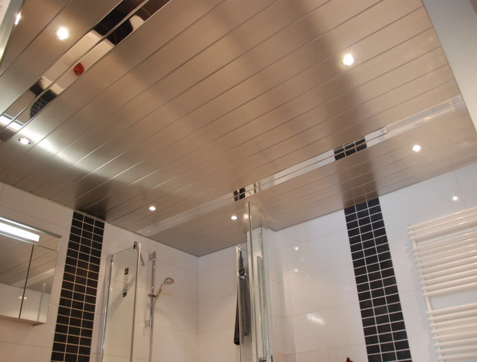 soffitto a doghe nell'interno del bagno