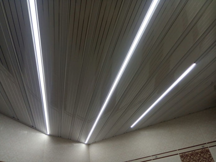 struttura sospesa a doghe con retroilluminazione