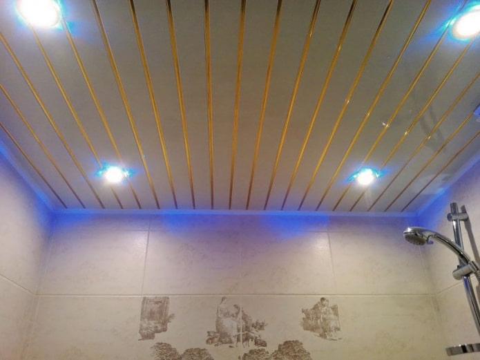 struttura sospesa a doghe con retroilluminazione