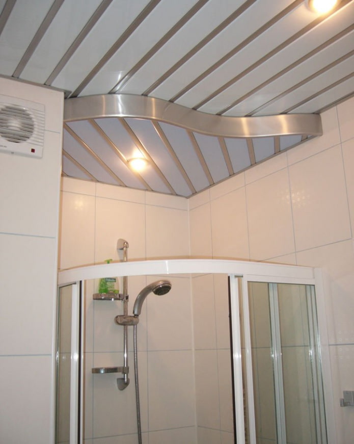 struttura sospesa a doghe nel bagno