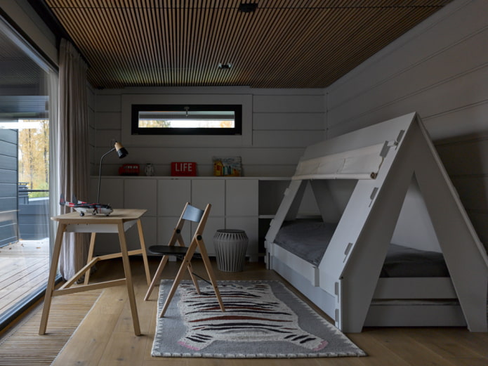 struttura sospesa a doghe in stile scandinavo