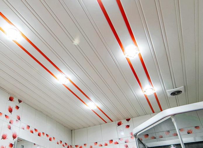 soffitto a doghe nell'interno del bagno