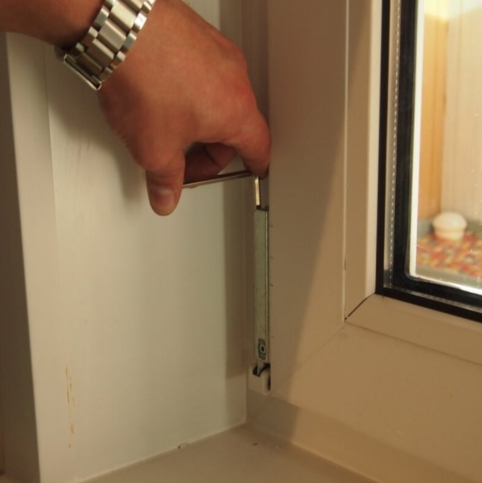 Regolazione della cerniera inferiore della finestra in PVC