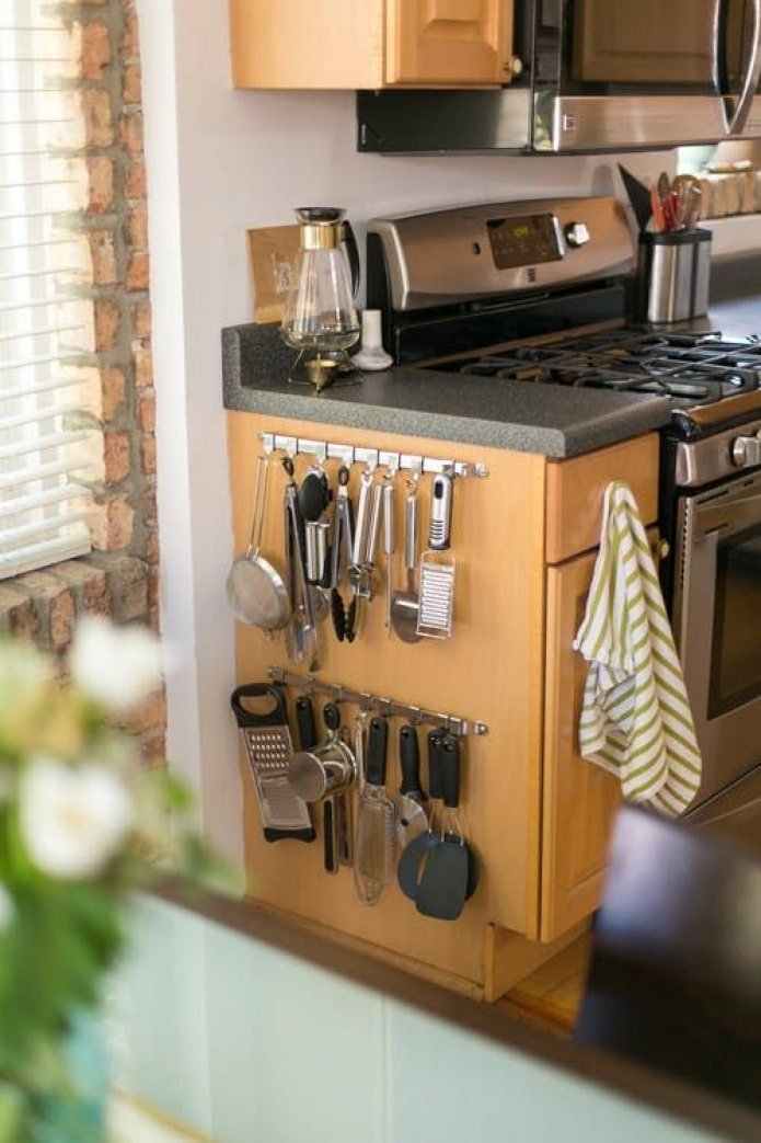binari all'estremità della cucina