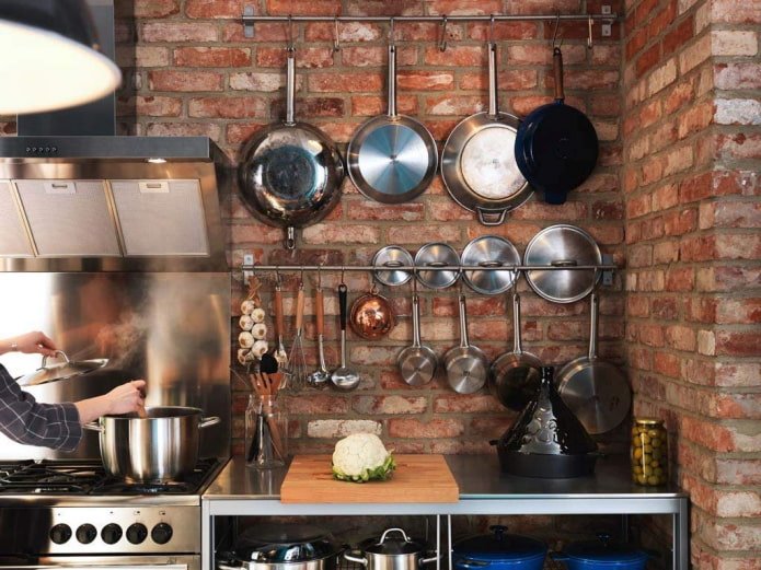 spazio di archiviazione in cucina in stile loft