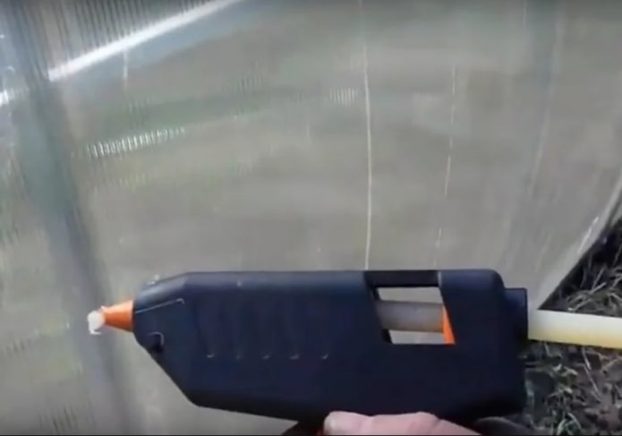 sigillare un foro nel policarbonato con una pistola per colla