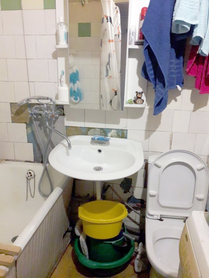 bagno in un edificio di Krusciov prima della ristrutturazione