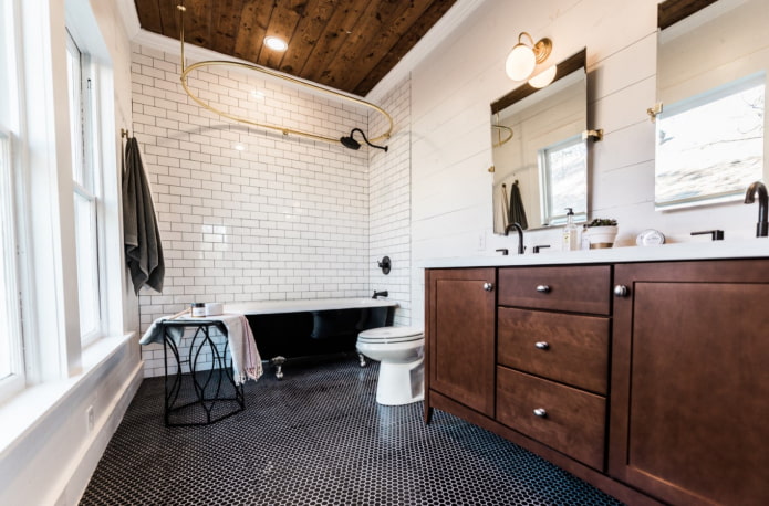 bagno bianco e nero in stile retrò