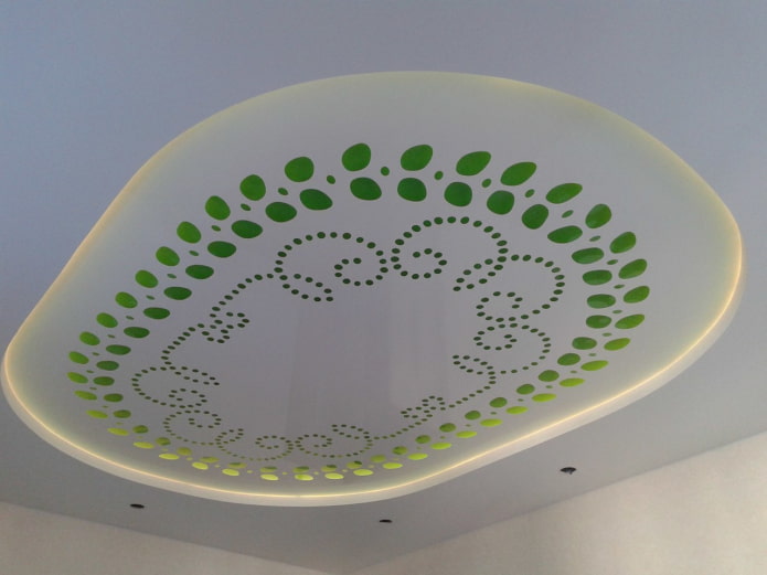 soffitto teso con perforazioni a forma di motivi