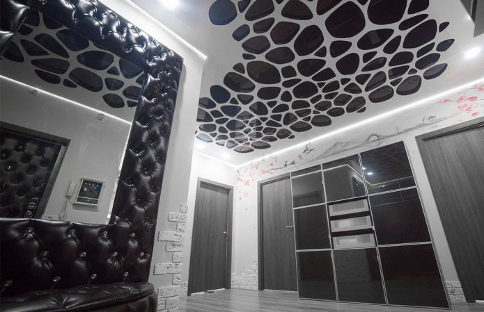soffitto teso intagliato nel corridoio
