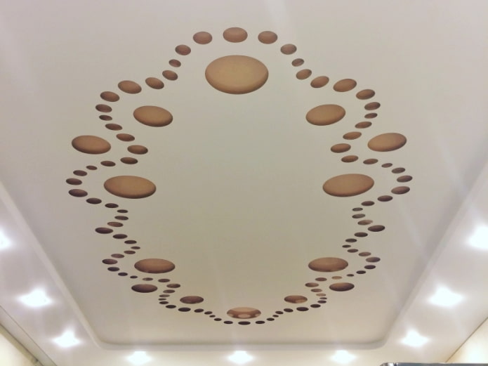 soffitto teso con perforazioni a forma di motivi