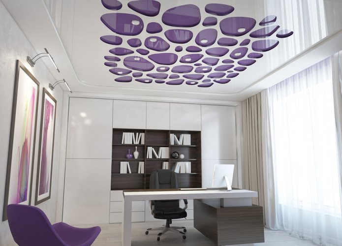 soffitto teso con una combinazione di colori bianco e viola