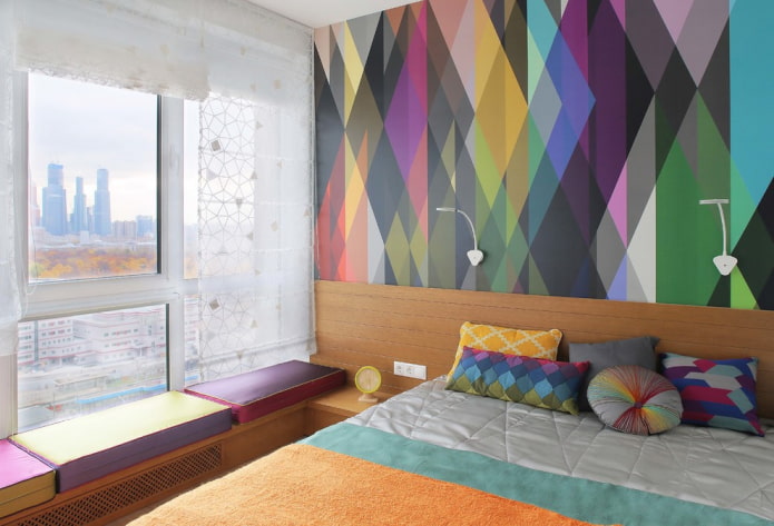 tende romane trasparenti nell'interno della camera da letto