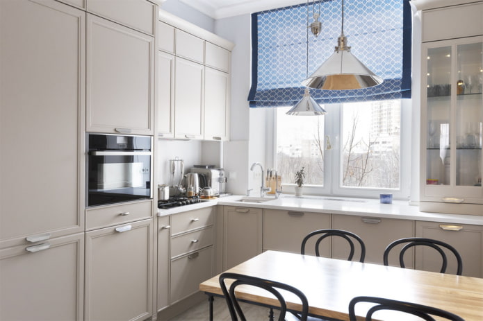 tende romane blu nell'interno della cucina