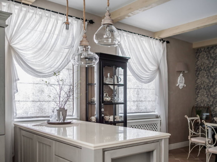 cucina spaziosa con tulle bianco