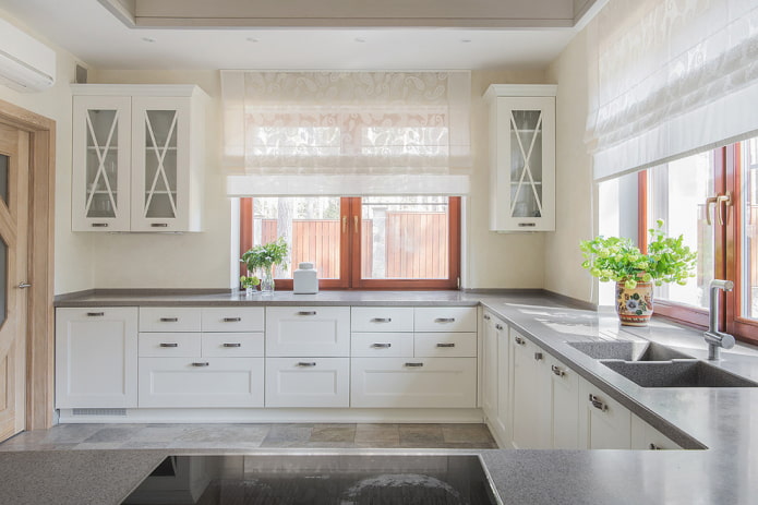 tende alla romana trasparenti all'interno della cucina
