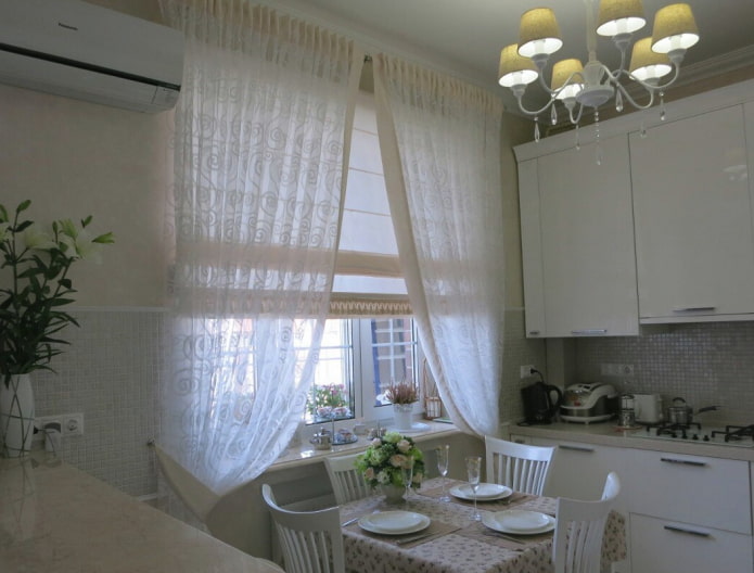 Tende alla romana abbinate al tulle in cucina