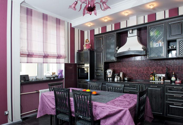 decorazione delle finestre con tende alla romana in cucina