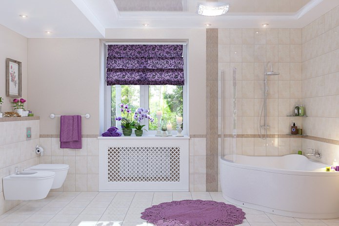 Decorazione della finestra con tenda a pacchetto nel bagno