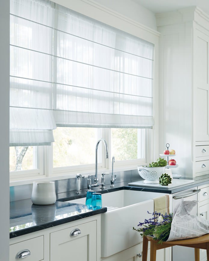 tenda alla romana nell'interno della cucina