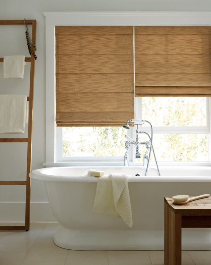 tenda alla romana nell'interno del bagno