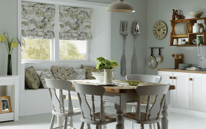 tenda alla romana nell'interno della cucina