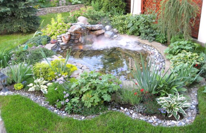 Giardino roccioso con laghetto