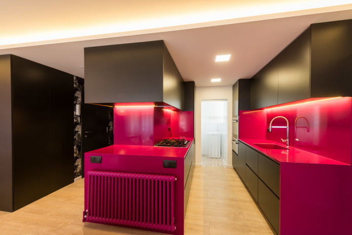 interno della cucina nei toni del nero e del rosa