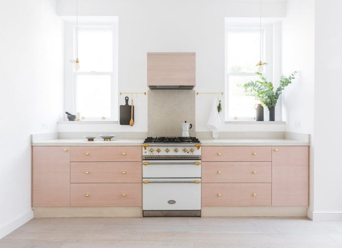 interno della cucina nei toni del rosa