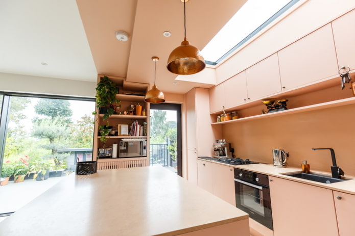 interno della cucina nei toni del rosa
