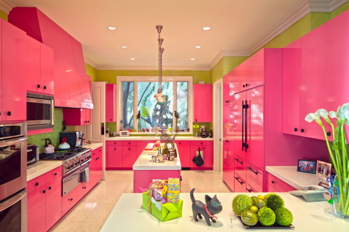 interno della cucina nei toni del rosa e del verde