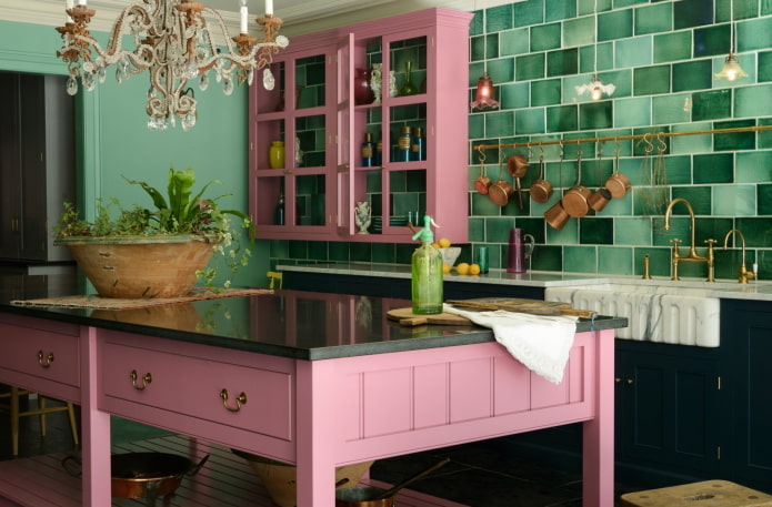 interno della cucina nei toni del rosa e del verde