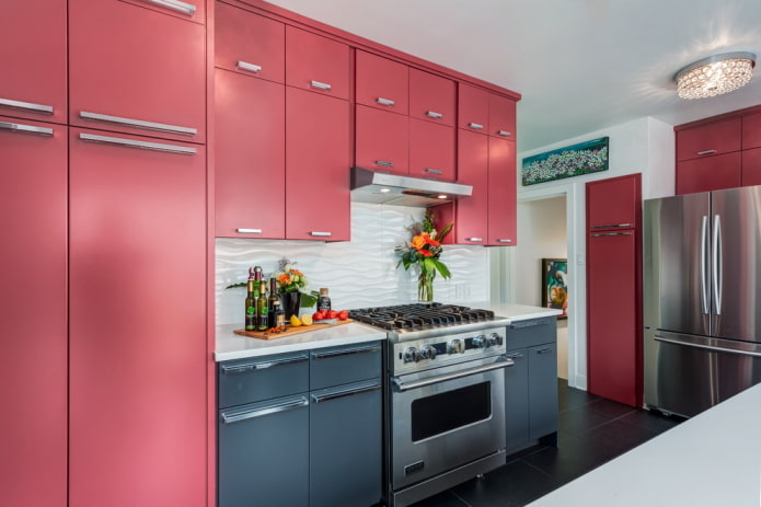 interno della cucina nei toni del grigio e del rosa