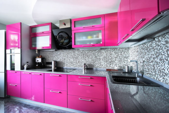 interno della cucina nei toni del grigio e del rosa