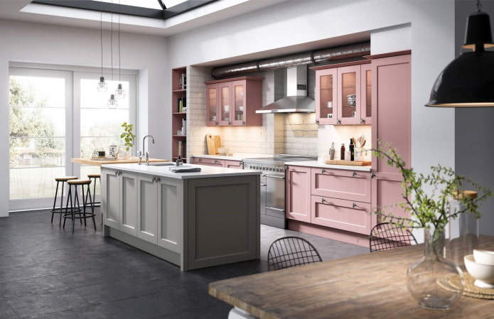 interno della cucina nei toni del grigio e del rosa