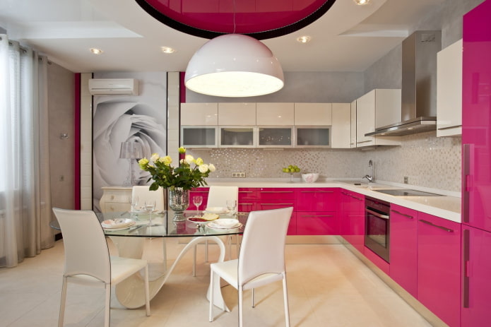 interno della cucina nei toni del bianco e del rosa