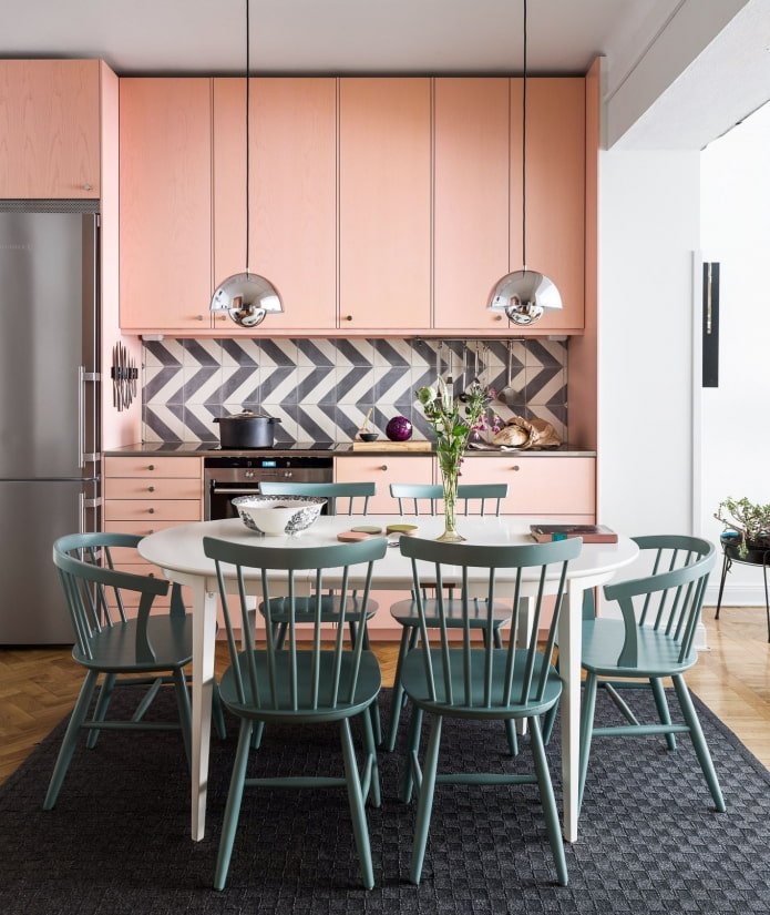 decorazione della cucina nei toni del rosa