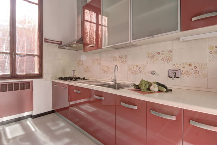interno della cucina nei toni del rosa
