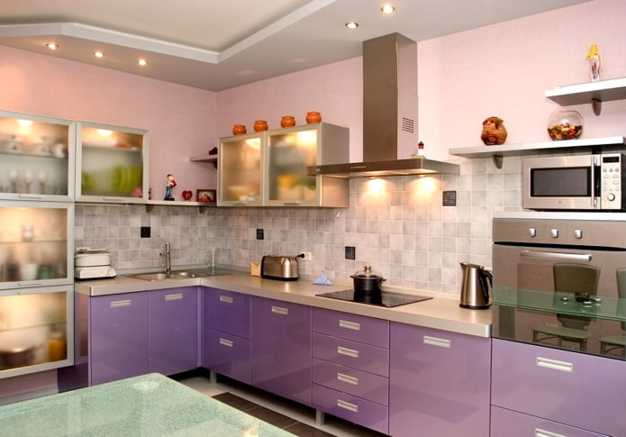 interno della cucina nei toni del rosa e del lilla